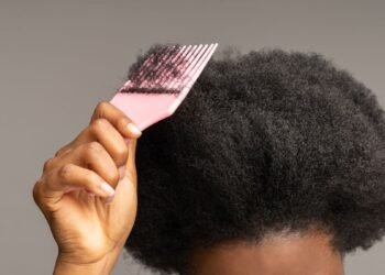 Des cheveux crépus