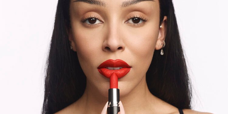 Doja Cat devient la nouvelle ambassadrice mondiale de MAC Cosmetics