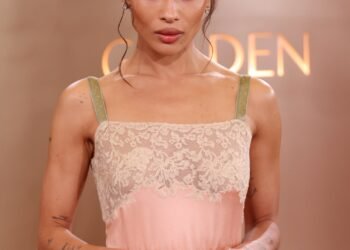 Zoe Kravitz relance les écouteurs filaires